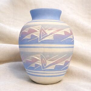 Southwest Navajo Pottery Vaze Signed by the Artist 6.5"